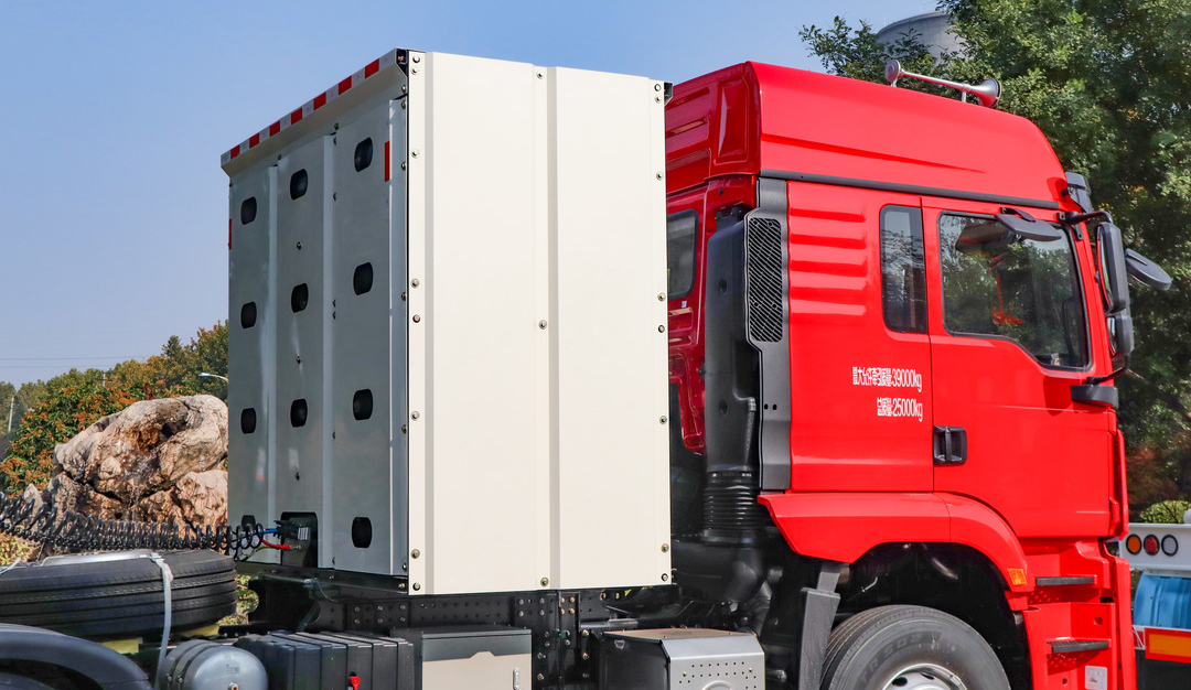 金秋暖阳，，，微风温暖！jdb电子游戏新能源粉罐半挂批量奔赴西南地区