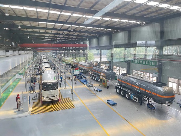 坚守一线战高温，，，，，同心协力保生产