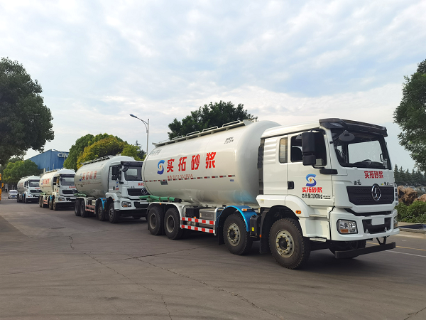 一分信任，，，，，十分责任，，，，，中集jdb电子游戏粉罐车交付六年迈客户！