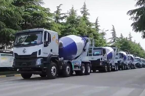 市场云云火爆，，，，，，，一批批新车交付用户。。。。。。。。时势壮观！